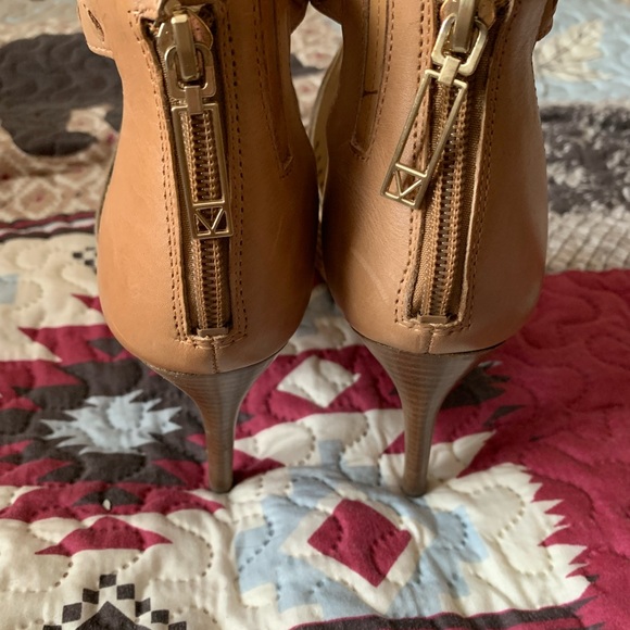 Guess strappy heels, peep toe, gladiator style, US 7, EUC, camel, sexy, neutral - Picture 3 of 12